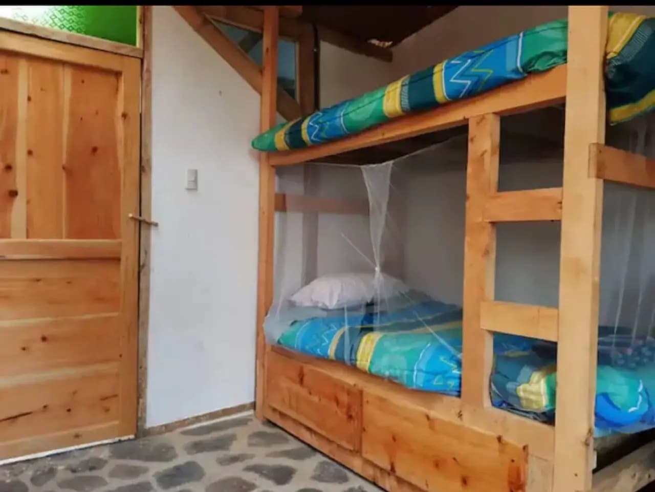 Dormitorio en granja · 8 camas individuales · Baño compartido 2