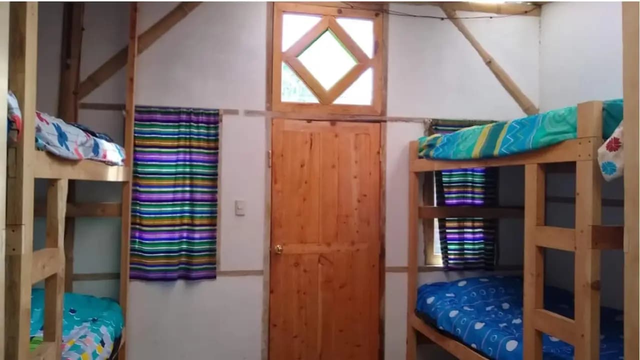 Dormitorio en granja · 8 camas individuales · Baño compartido 6