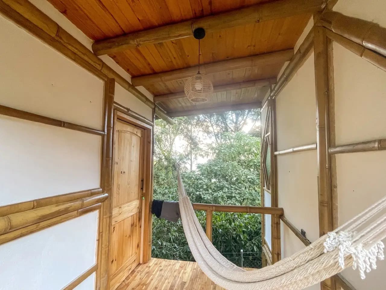 Cabaña de bambú de lujo · Cama tamaño king · Planta baja 2