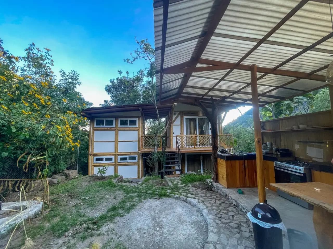 Cabaña de bambú de lujo · Cama tamaño king · Planta baja 9