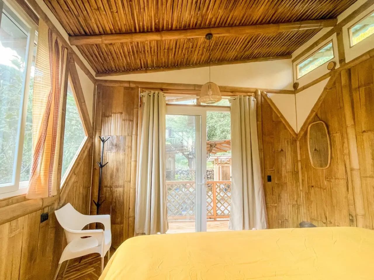 Cabaña de bambú de lujo · Cama tamaño king · Retiro en la naturaleza 3
