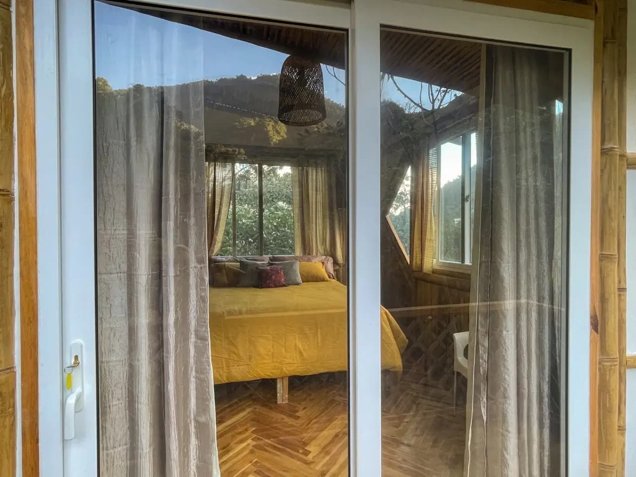 Cabaña de bambú de lujo · Cama tamaño king · Retiro en la naturaleza 11