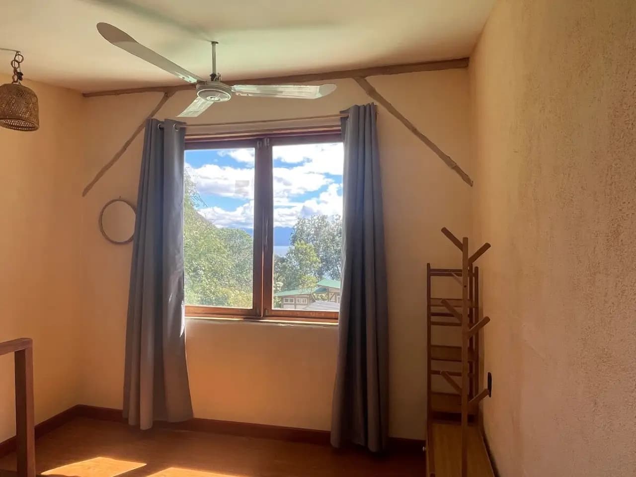 Eco casita en granja de permacultura con vista al valle 3