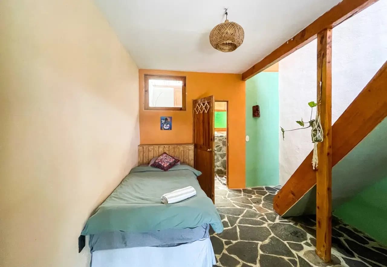 Eco casita en granja de permacultura con vista al valle 5